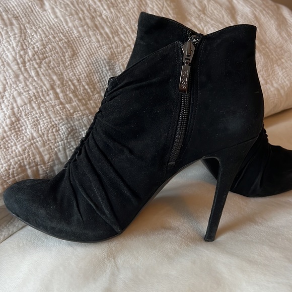 Guess "Dottest" Black Suede Scrunched Zip Ankle Bootie/Shoe Women's Size 8M - Picture 3 of 14